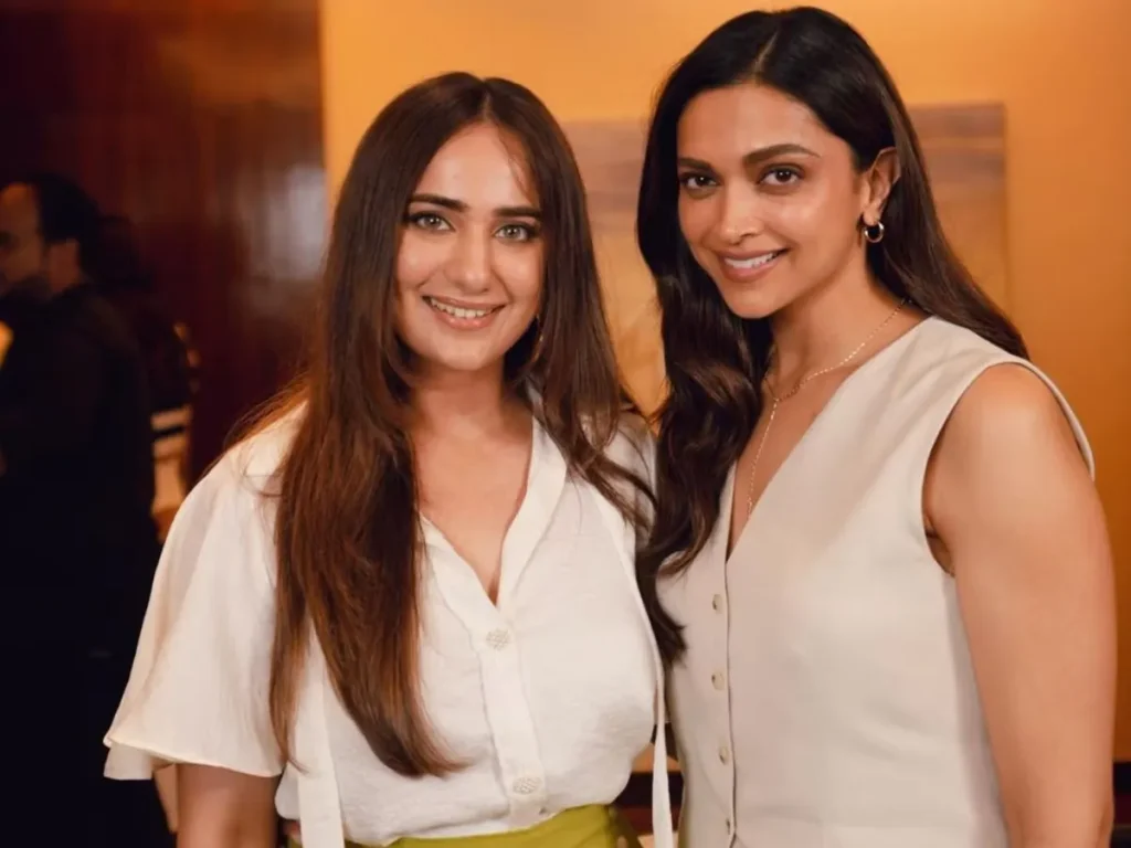 deepika padukone, kusha kapila , smiling girls , orange background