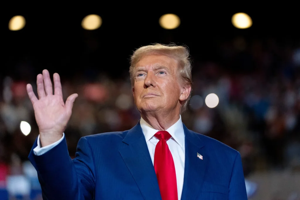 Donald Trump , blue coat , Red tie , white shirt , blur background